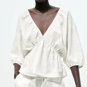 Blus zara - Säljer denna aaas najs blusen från Zara, ny me prislapp kvar! Säljer då ja inte orkar skicka tillbaks, helt slutsåld❣️❣️