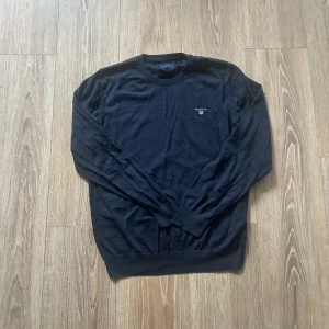 Gant tröja  - En snygg tröja i bra skick utan några som helst anmärkningar. Hör av er vid ytterligare frågor annars fritt fram att köpa!                              (Postar inom 24h)