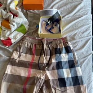 Rutig shorts med snörning Burberry-stil - Säljer shorts och bälte båda mycket bra skick 