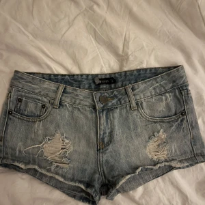 Jättefina Ljusblå jeansshorts💞 - Snygga ljusblå jeansshorts från FB Sister med slitna detaljer. Aldrig använda och köpta secondhand. Mycket fint skick! Priset kan diskuteras❤️