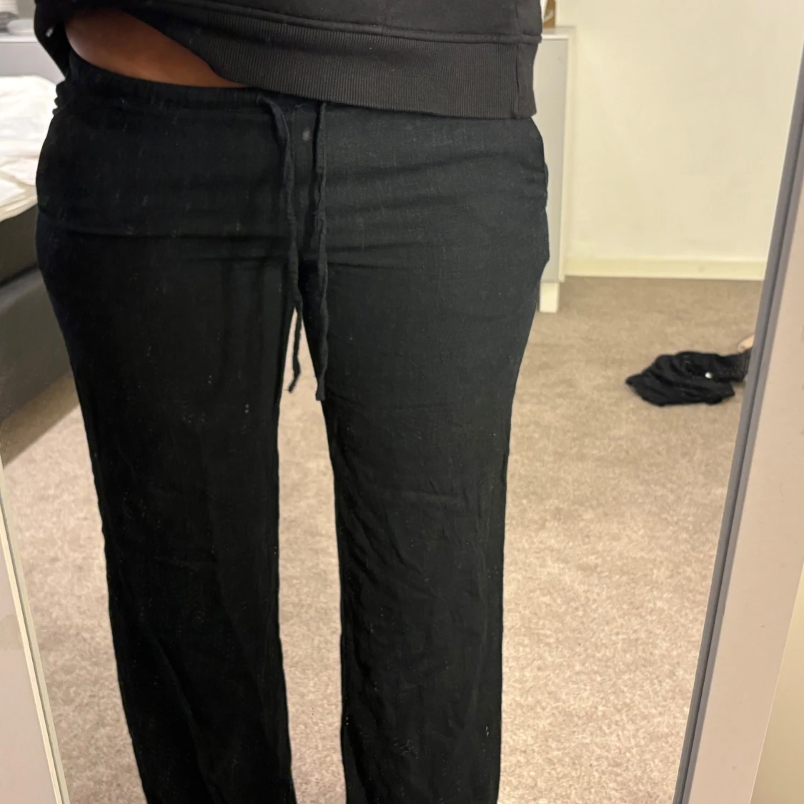 Svarta linnebyxor med snörning