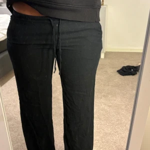 Svarta linnebyxor med snörning - Svarta linnebyxor som är lågmidjade. De är jättesnygga och storlek xxs de är förkorta på mig som är 163 men de går att ta upp sprätten där nere!