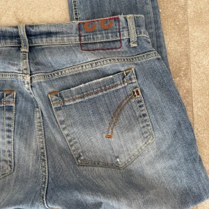 Dondup George stl 33 - Säljer ett ljusblå/blå dondups i fint skick i den klassiska modellen george