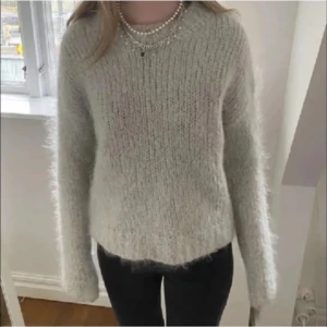 Ljusgrå mohair stickad tröja - Supermysig ljusgrå mohair tröja med fluffig känsla och rund hals. Super mysig och perfekt för vintern🥰🥰
