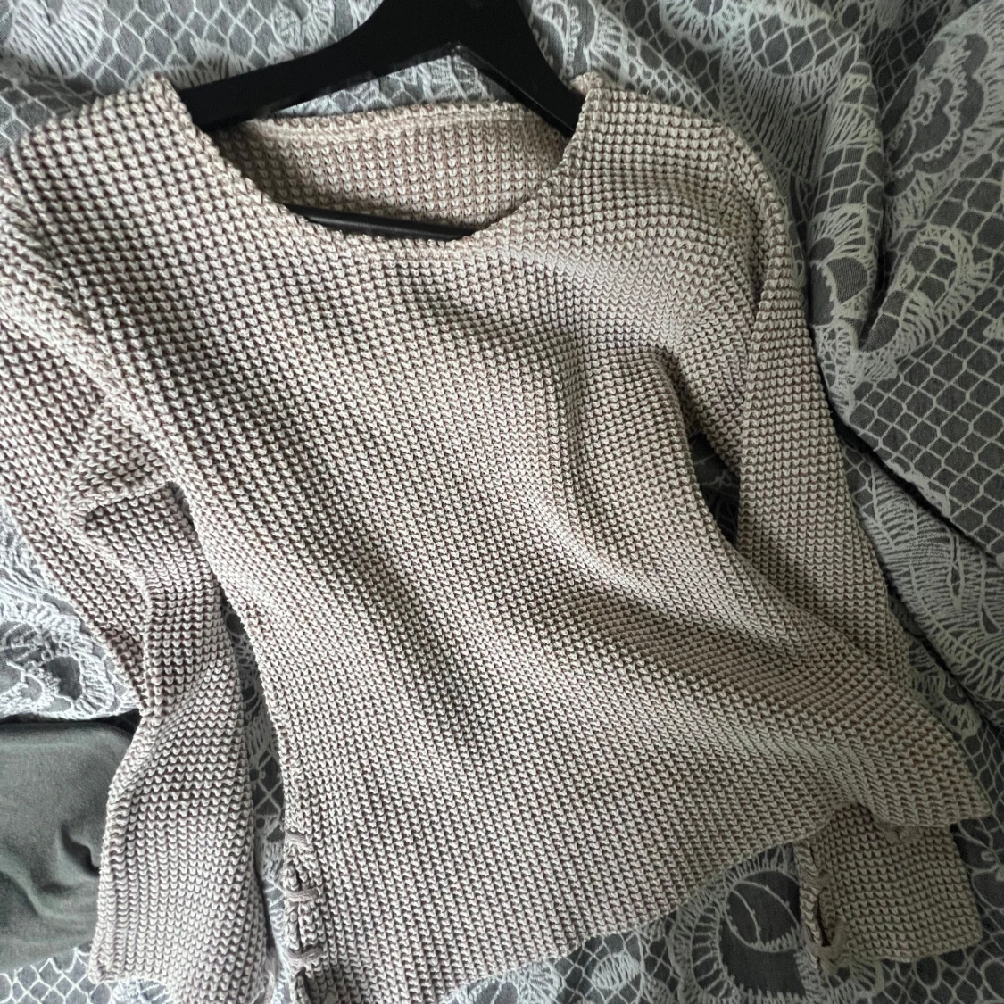 Beige stickad tröja med snörning - 1