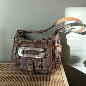 Vintage guess shoulder bag - Vintage y2k Guess shoulder bag. Gold details ꨄ︎