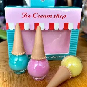 Ice Cream Shop nail polish gift set! - Ice Cream Shop nail polish gift set. 3 söta vattenbaserade nagellack i pastellfärger i fin presentförpackning. 3 x 11 ml. Obruten förpackning skickas.