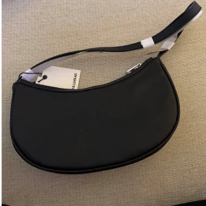 Väska - Superfin stilren väska från pull&bear💌kommer tyvärr inte till användning, köpt för 650