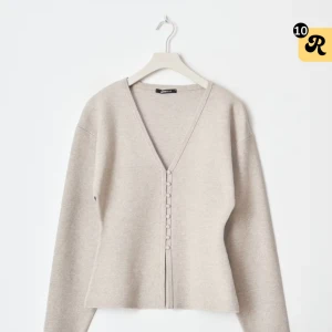 Beige kofta med knappar från gina - Säljer en beige kofta/tröja från ginatricot med v-ringning och snygga knappar. Går att använda som både kofta och tröja och skitsnygg åretrunt!!!