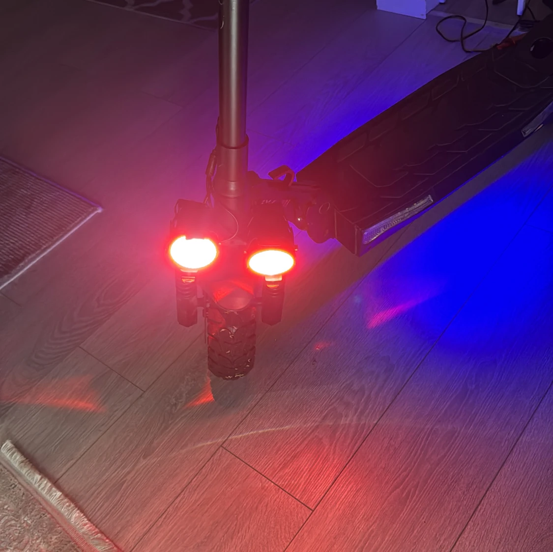 Den åker 45km/h och har väldigt bra stötdämpare. Enda problemet är att den har ingen backlampa. Gbg   - 3