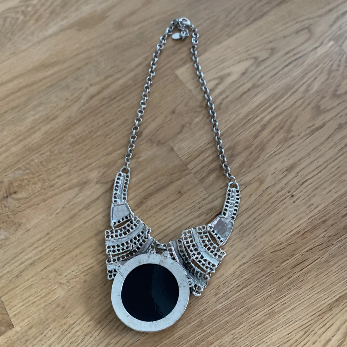 Statement halsband med svart detalj - 1