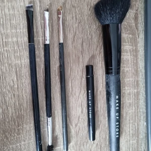 Make Up Store sminkborstar & penslar - Ett set med sminkborstar från Make Up Store ,mac och anastasia. Texten avskavd på brynpenslarna och dom är också lite spretiga men fungerar fint ändå. Tvättade !
