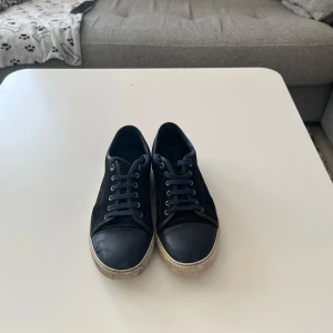 Lanvin skor - Säljer dessa snygga Lanvin-skor i färgen navy blue. De är i bra/okej skick. Superfina och stilrena – perfekta till både vardag och festligare tillfällen. Säljer endast för att de inte kommer till användning längre.