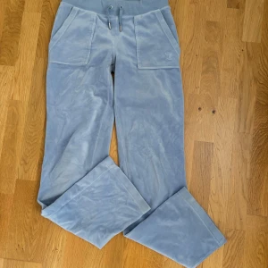 Blå velourbyxor Juicy Couture - Så fina ljusblåa Juicy byxor som inte kommer till användning längre, äkta och köpta på raglady i gbg, skriv vid frågor 💘