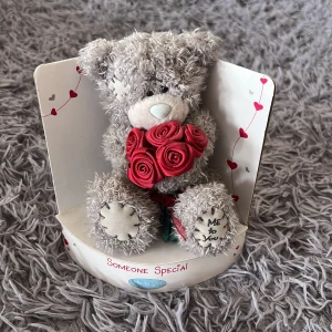Someone Special Nallebjörn (Me to You) - En söt ikoniska Me to You-nallen som håller en bukett röda rosor. Perfekt för att visa någon att de är speciella! Passar dig som gillar gulliga samlarprylar och vill ge bort något romantiskt.