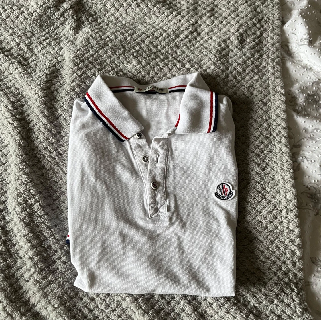 Vit pikétröja från Moncler S