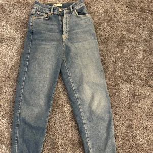 Jeans från Gina tricot - Klassiska blå jeans från Gina i storlek 34. High waist🌟