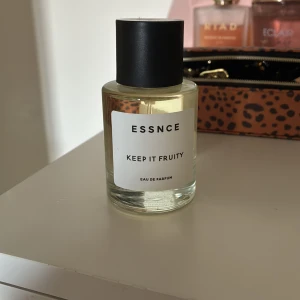 ESSNCE Keep It Fruity Eau de Parfum - Perfymen är trevlig och passar många. Perfekt för dig som gillar fräscha och balanserade dofter. Fick i julklapp aldrig använd endast sprutat för att lukta, pris går att diskutera.
