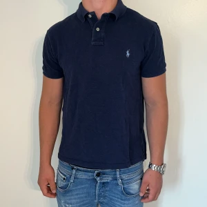 Ralph Lauren piké slim fit  - Ralph Lauren | Mycket bra skick | Size - L ( sitter som en XS/S )| Nypris 1600 mitt pris 499 | Hör av dig vid minsta fråga eller fundering📩