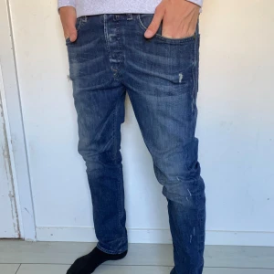Diesel jeans slim fit - Säljer ett par feta jeans från diesel slim fit. Storlek 30/32, skick 8/10. Vid fler frågor osv bara att skriva! 