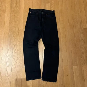 Levis 501 - Ett par riktigt feta Levis jeans i modell 501 som är lite rakare, storleken är 32 men dom sitter som en 29 i midjan, vid frågor är det bara att höra av sig