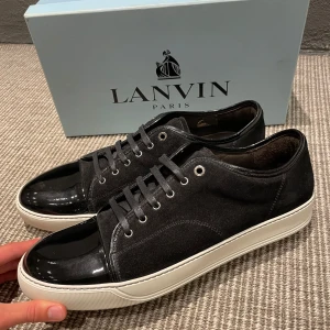 Lanvin skor - Hej! Vi säljer nu dessa riktigt schyssta Lanvin skor i riktigt bra skick! Begränsat antal box och dustbags. Vi rekommenderar att gå ner en storlek. Hör av dig vid frågor! 