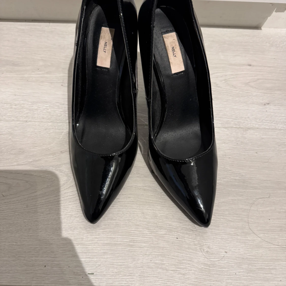 Svarta lackpumps från Nelly - 1