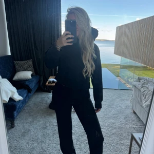 Hoodie - Svart hoodie från Zara i storlek s