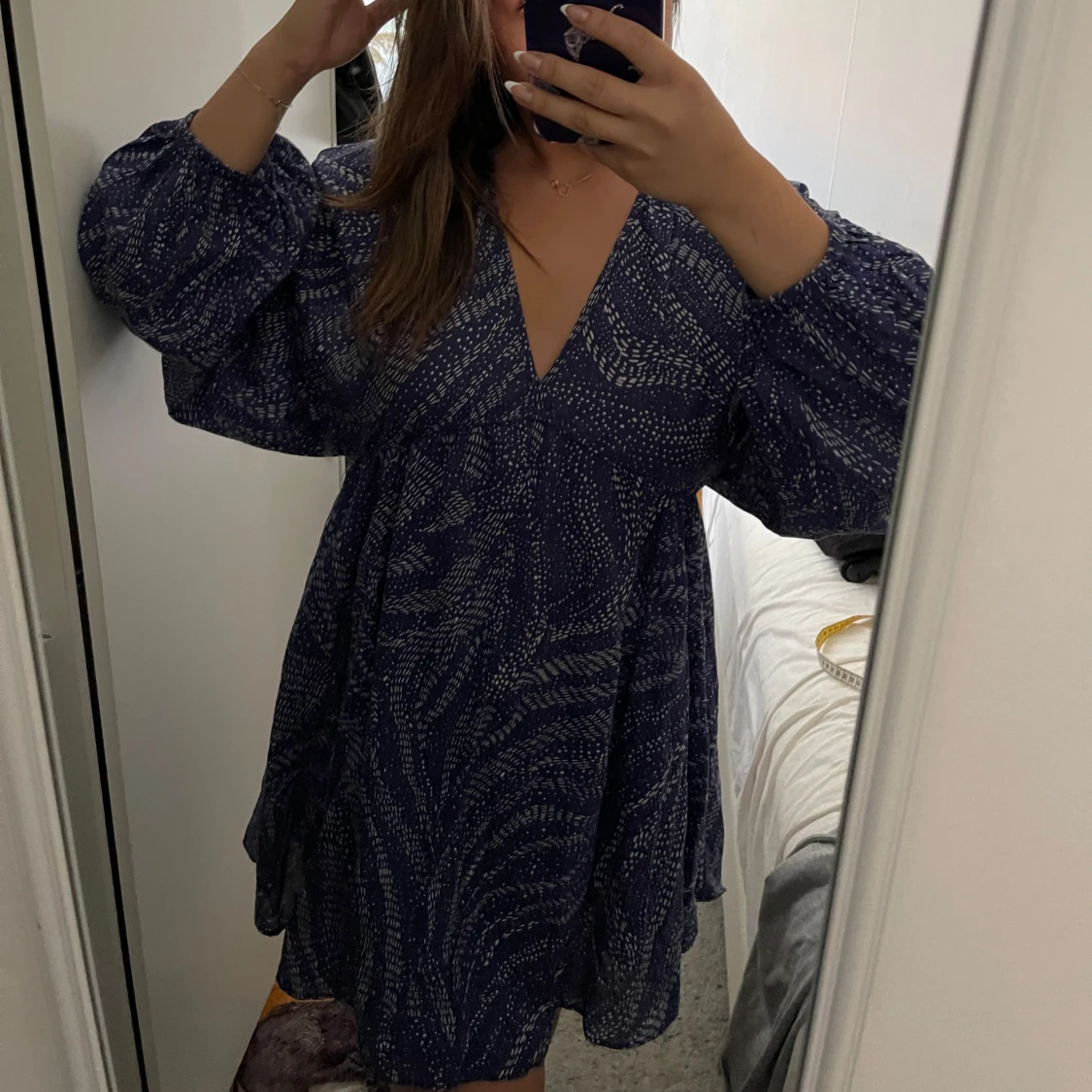 Mörkblå kortklänning med öppen rygg - 2