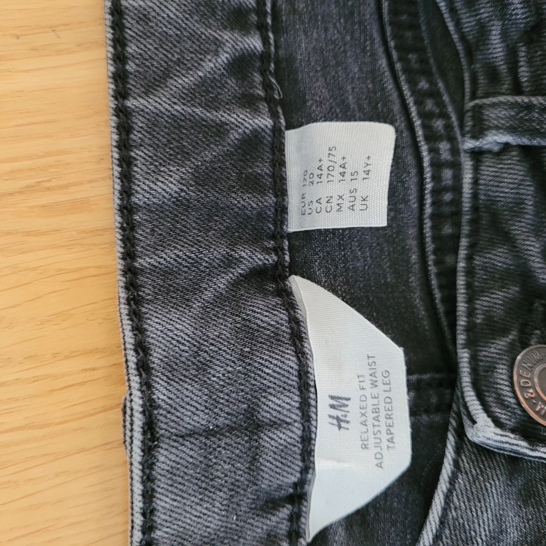 Grå tapered jeans från H&M - 2