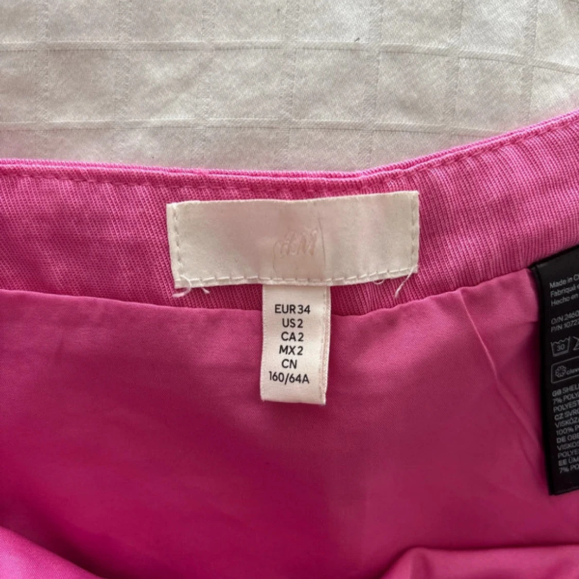 Rosa kortkjol från H&M med slits - 1