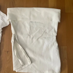 Zara topp - Den trendiga toppen från zara som är slutsåld.  Använd 1 gång.  Storlek S Kan mötas upp i Stockholm. Bara att höra av er om ni har några frågor<3