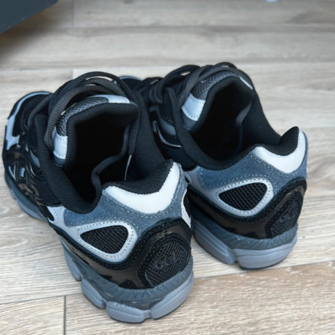 Svarta och grå Asics sneakers - 1