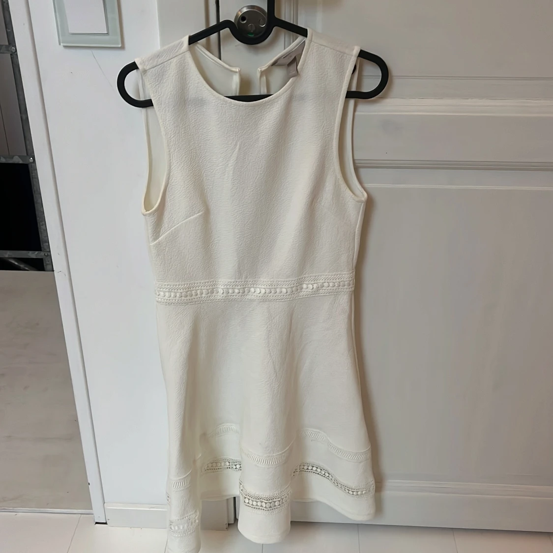 Vit ärmlös kortklänning 