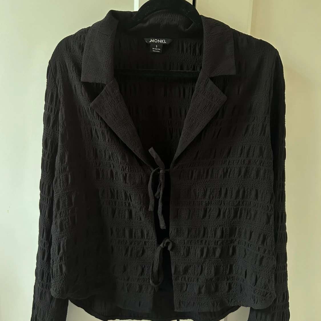 Svart topp från Monki med knyt