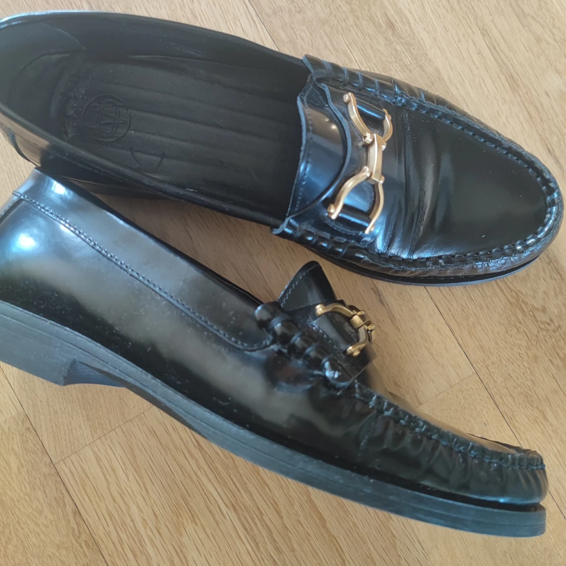 Svarta loafers med gulddetalj - 2