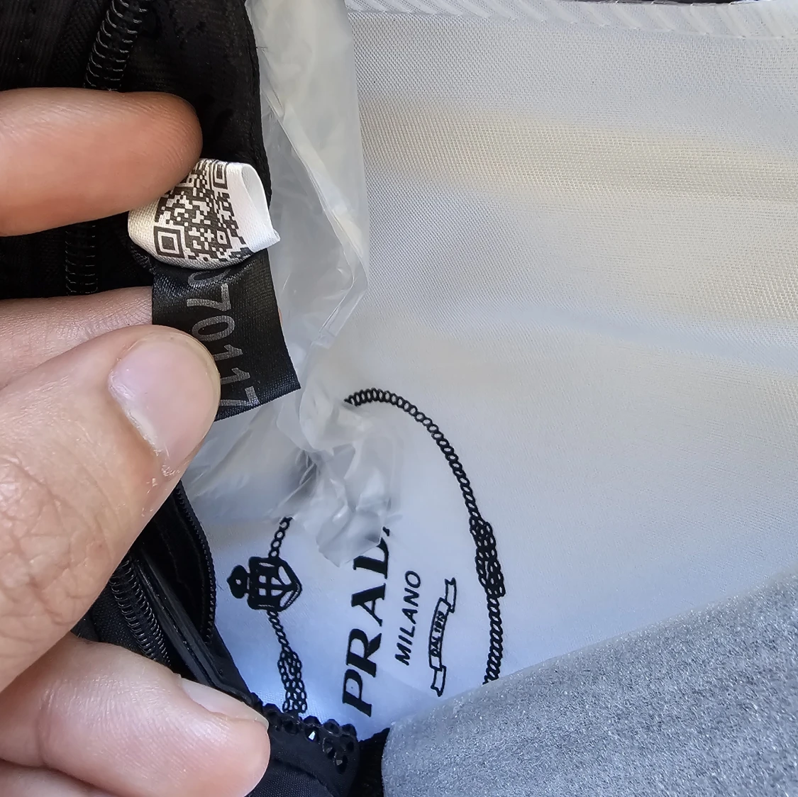 Svart glittrig handväska från Prada - 3