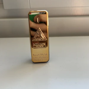1 Million Elixir miniparfym från Paco Rabanne - Säljer en 1 Million Elixir miniparfym från Paco Rabanne. Flaskan är formad som en guldtacka med glänsande guldfärgad framsida och svart baksida. Rymmer 5 ml. Perfekt att ha med sig i väskan för en lyxig känsla.