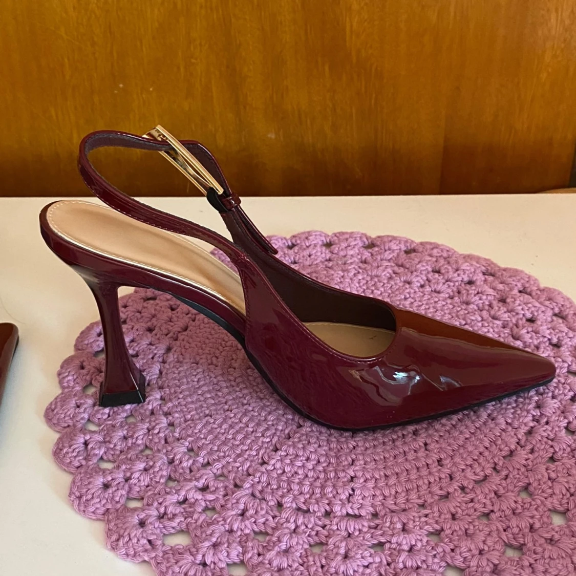 Vinröda lackpumps med spetsig tå - 90