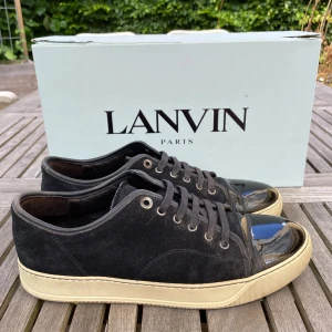 Lanvin skor  - Hej! Säljer nu dessa sjukt snygga Lanvin skor. Skorna är i fint skick. Vi rekommenderar att gå ner en storlek. Har ett begränsat antal boxar och dustbag! Hör gärna av dig vid frågor 