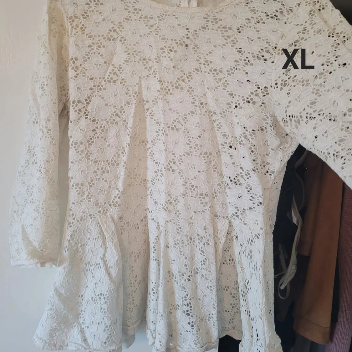 Vit spetstopp med volang XL