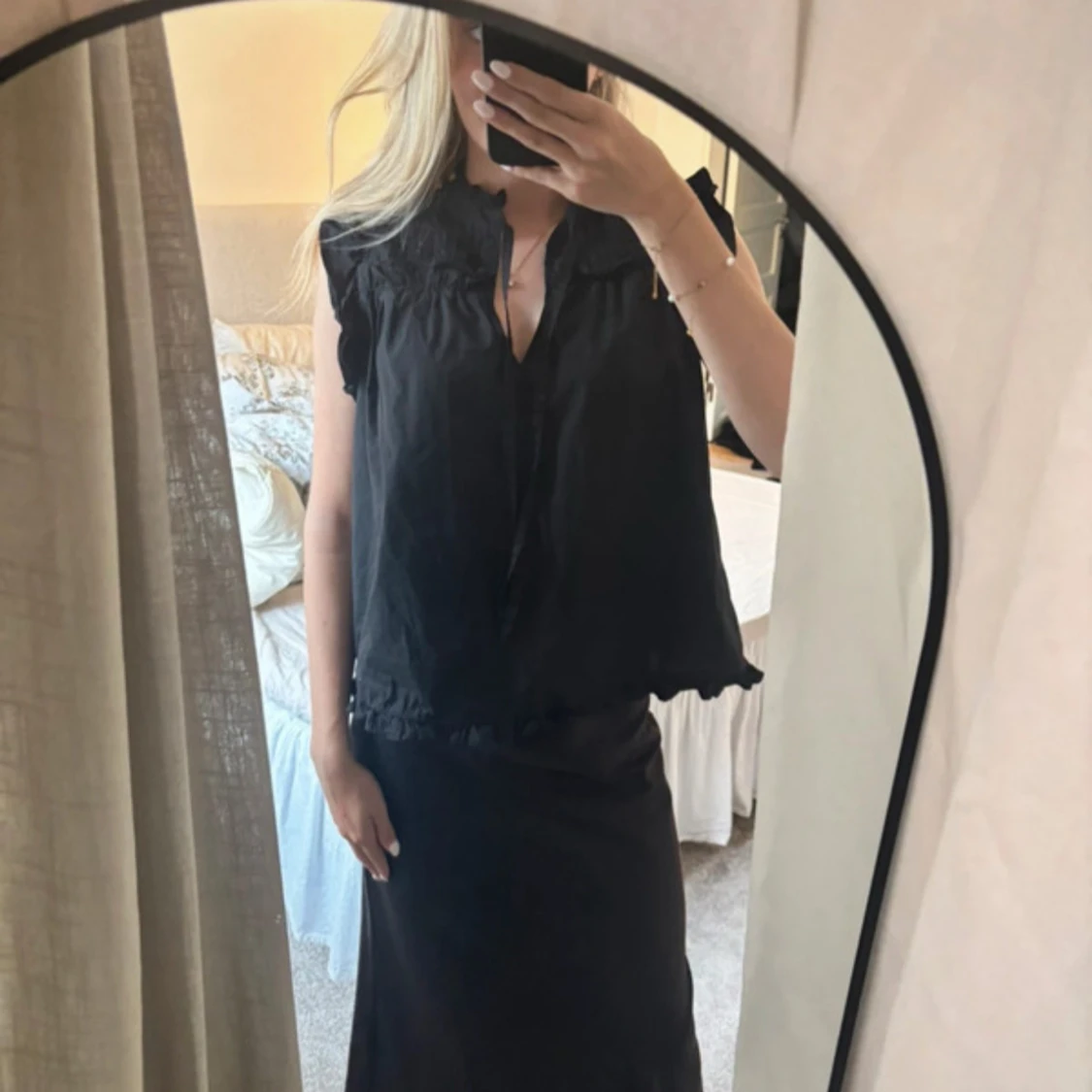 Svart blus med knyt och volang