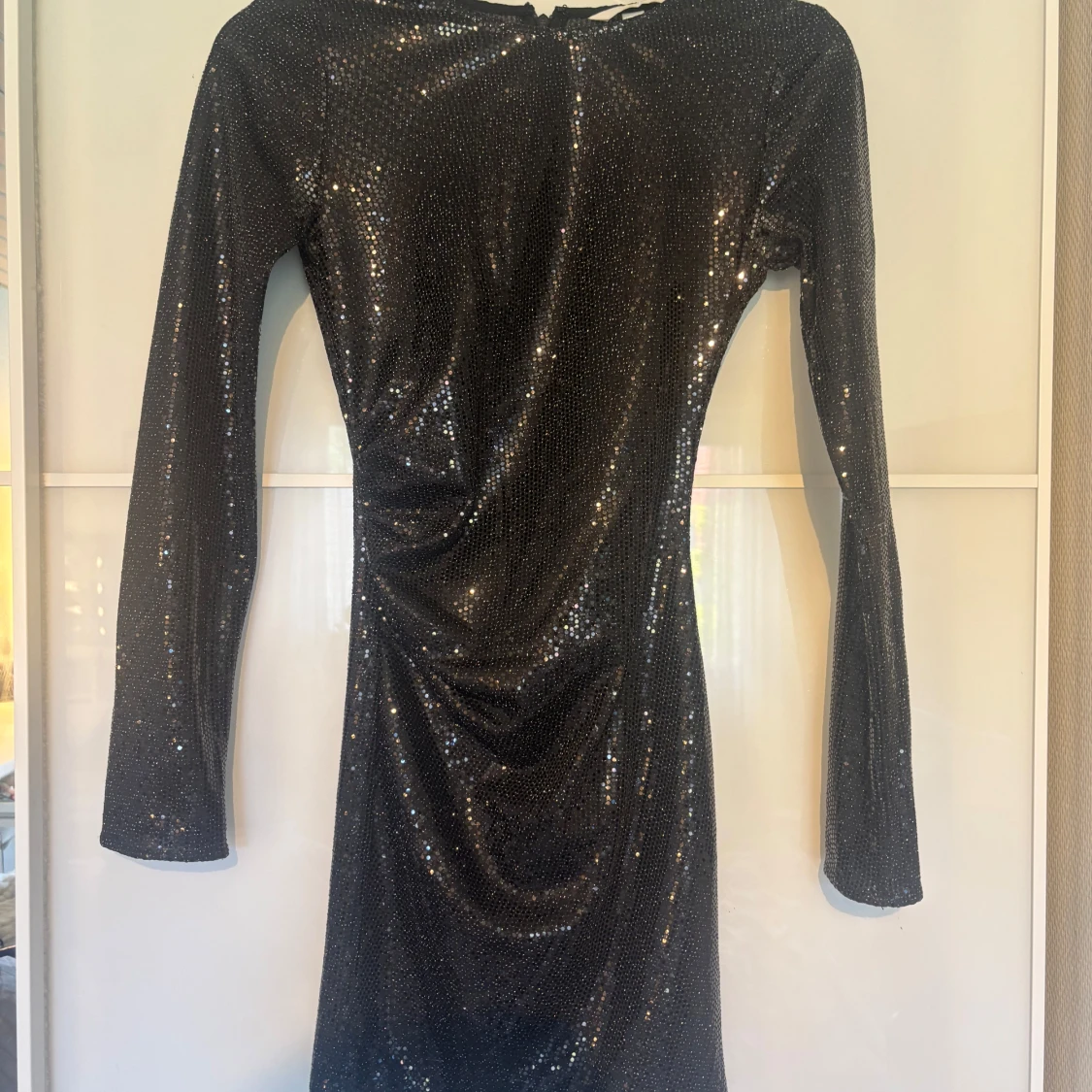 Glittrig svart klänning från H&M XS