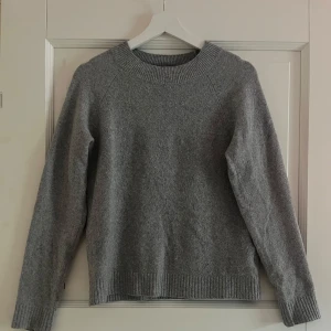 Grå stickad tröja från Vero Moda - Grå stickad tröja från Vero Moda i storlek XS. Tröjan har rund halsringning, knappt använd och i väldigt bra skick.