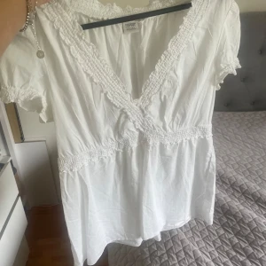 Vit blus med v-ringning från Esprit - Supersöt vit blus från Espirit! Säljer pga att den är för stor!