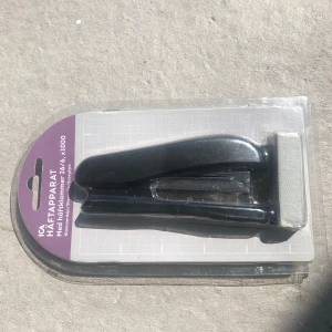 En häftapparat - En oöppnade häftapparat