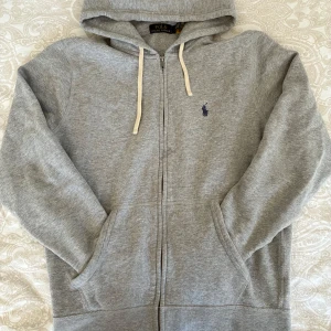 Polo Ralph Lauren hoodie grå - Säljer nu min polo tjocktröja som använts fåtal gånger, säljs pga den satt ej bra på mig och var för stor säljer den för 1400 men priset är ej fasthugget i sten (köpt för 2200)