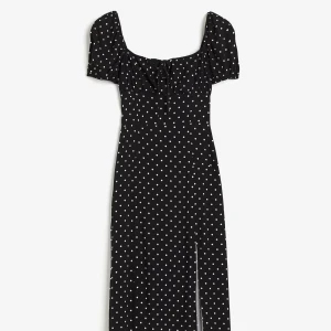 SÖKER MIDIKLÄNNING MED PUFFARM HM - Söker denna midiklänning från hm helst storlek s kanske m