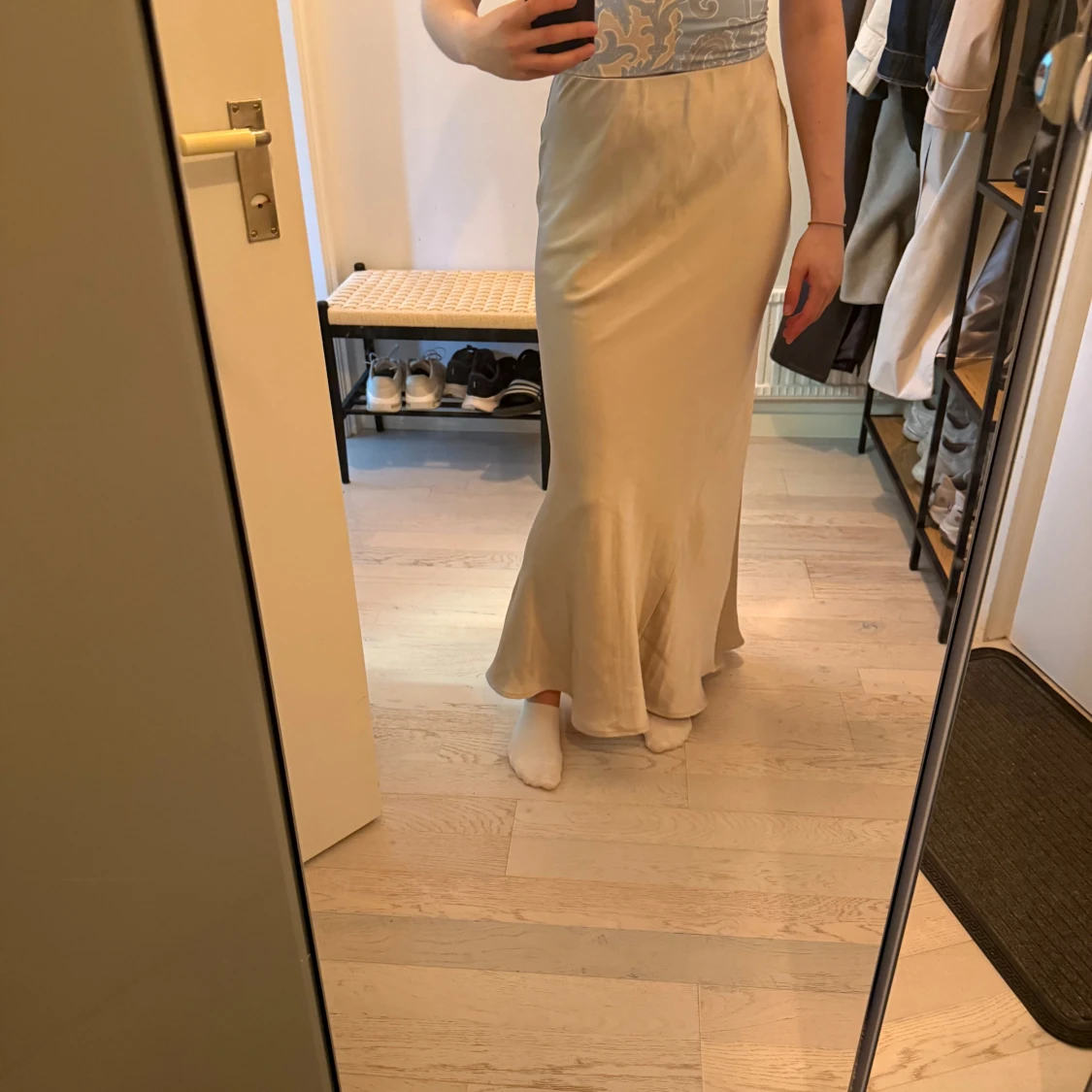 Champagnefärgad långkjol i satin - 1