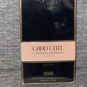 Good Girl Blush Elixir 80ml parfym - Good Girl Blush Elixir från Carolina Herrera, 80 ml Eau de Parfum. Lyxig parfym i elegant svart och rosa kartong med gulddetaljer. Doften är intensiv och feminin, perfekt för dig som gillar exklusiva och trendiga parfymer.